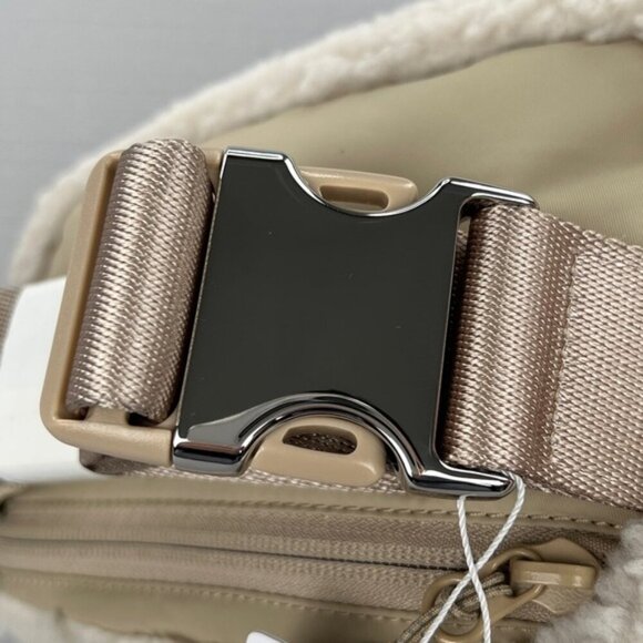 RARE! NEW Lululemon Everywhere FLEECE Belt Bag 1L SILVER Hardware *Sherpa Unisex - Picture 10 of 11